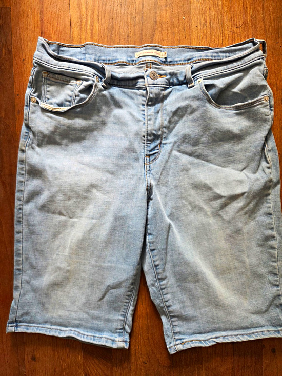 Levi Strauss & Co Pants - Levi Strauss & Co Classic Bermuda Shorts Women 32 Light Wash Denim 9" Stretch